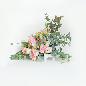 Arreglo de Rosas y Lishiantus en Base de Banquita Blanca Vintage