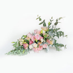 Arreglo de Rosas y Lishiantus en Base de Banquita Blanca Vintage