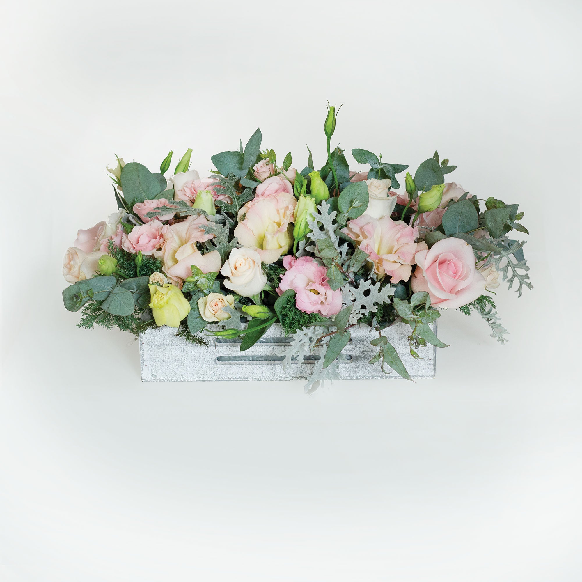 Arreglo de Rosas y Lishiantus en Base Blanca Vintage