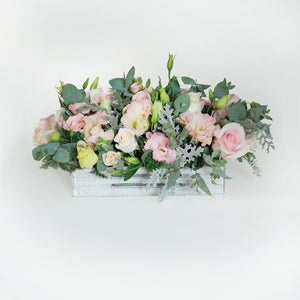 Arreglo de Rosas y Lishiantus en Base Blanca Vintage