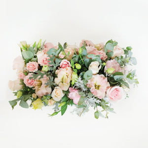 Arreglo de Rosas y Lishiantus en Base Blanca Vintage