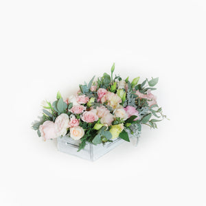 Arreglo de Rosas y Lishiantus en Base Blanca Vintage