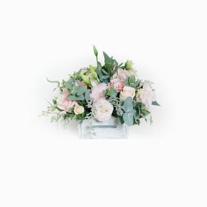 Arreglo de Rosas y Lishiantus en Base Blanca Vintage