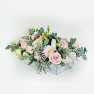 Arreglo de Rosas y Lishiantus en Base Blanca Vintage