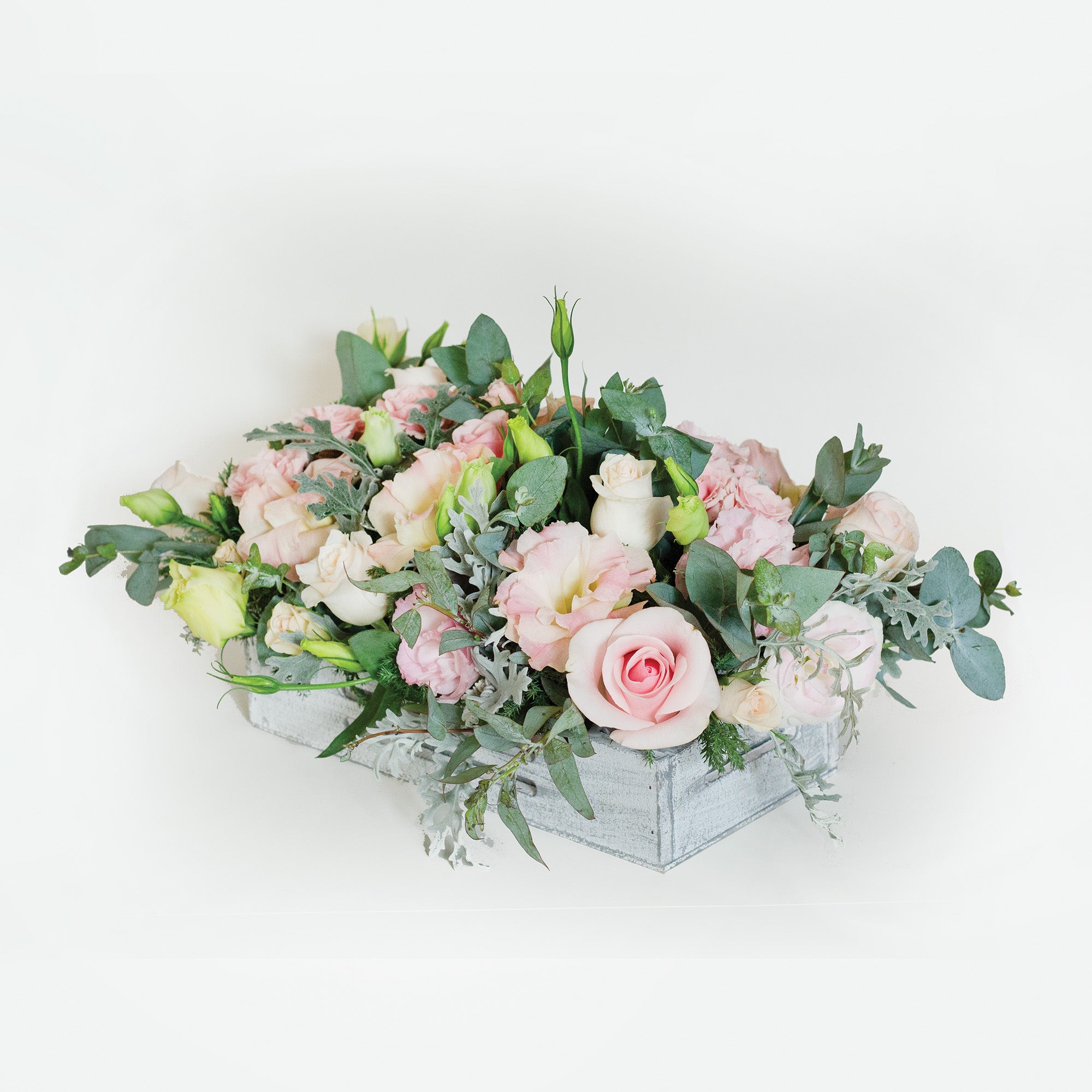 Arreglo de Rosas y Lishiantus en Base Blanca Vintage