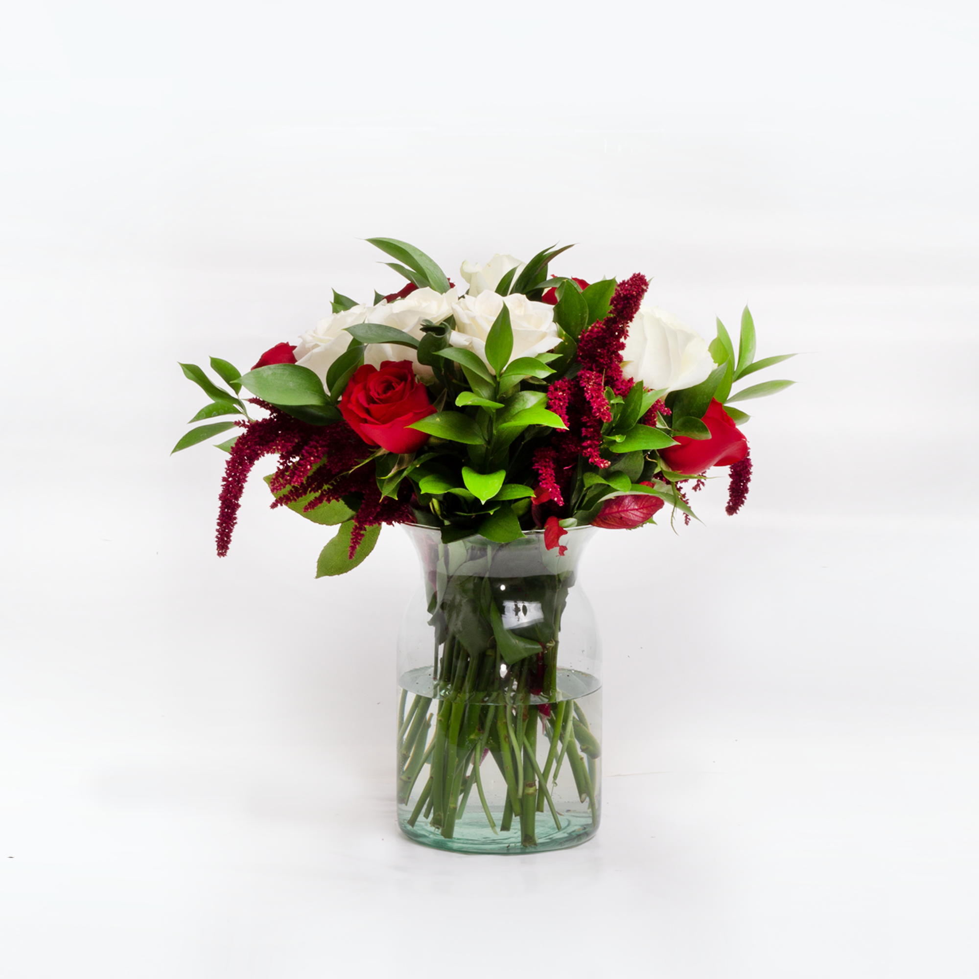 Arreglo de Rosas rojas y Blancas en florero de cristal