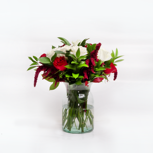 Arreglo de Rosas rojas y Blancas en florero de cristal
