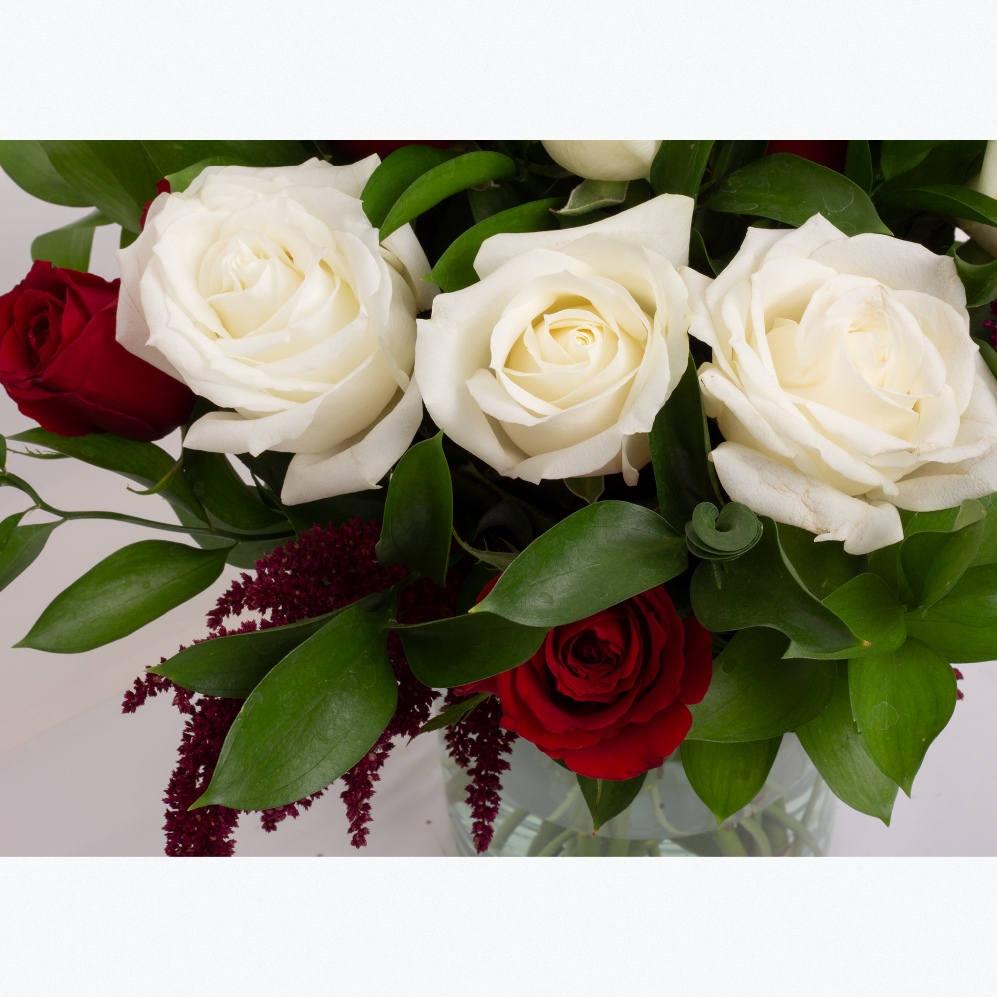 Arreglo de Rosas rojas y Blancas en florero de cristal