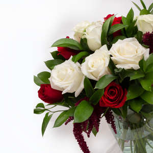 Arreglo de Rosas rojas y Blancas en florero de cristal