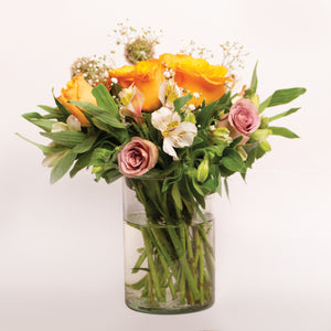 Arreglo de Rosas Amarillas con Astromelias en Florero de Cristal Redondo