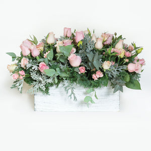 Arreglo de Rosas en Base de madera Blanca Vintage