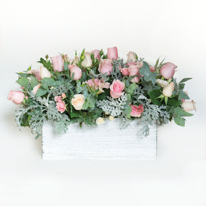 Arreglo de Rosas en Base de madera Blanca Vintage