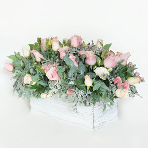 Arreglo de Rosas en Base de madera Blanca Vintage