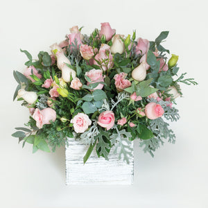 Arreglo de Rosas en Base de madera Blanca Vintage